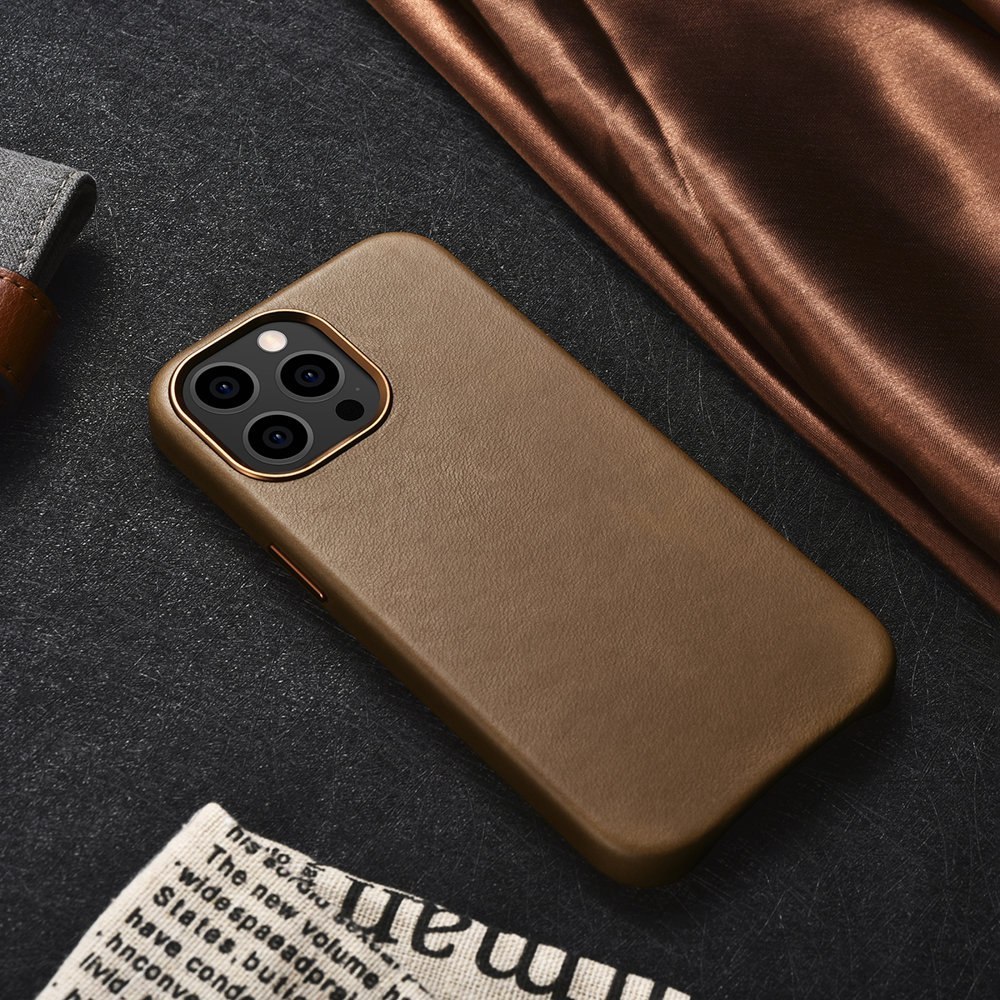 Etui ICarer Leather Oil Wax pokryte naturalną skórą do iPhone 13 Pro brązowy (kompatybilne z MagSafe)