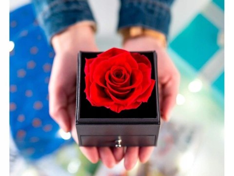 Elegancka szkatułka z wieczną różą - idealny prezent na biżuterię Braders