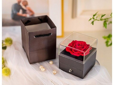Elegancka szkatułka z wieczną różą - idealny prezent na biżuterię Braders