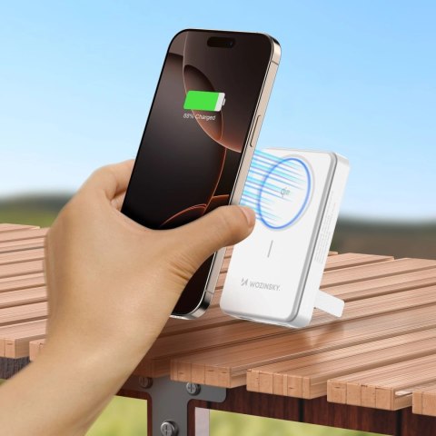 Powerbank Wozinsky WLWP-10KA0Y3WS 22,5W PD Qi2 10000 mAh, z podstawką, 1x USB-A, 1x USB-C - biały