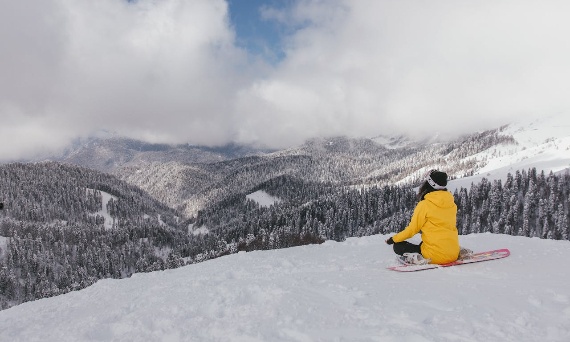 Twój niezbędnik na udane ferie zimowe. Jakie gadżety warto ze sobą zabrać?