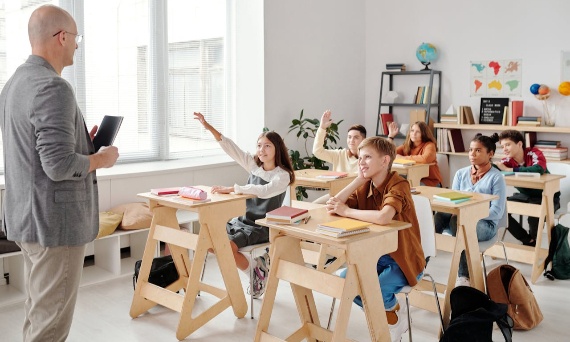 Zakaz telefonów w szkole czy edukacja? Jak poradzić sobie ze smartfonami na lekcjach?